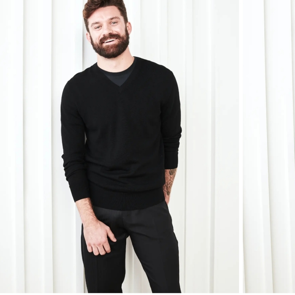 Quince  Merino Wool V-Neck Sweater Men's Small Black Last One